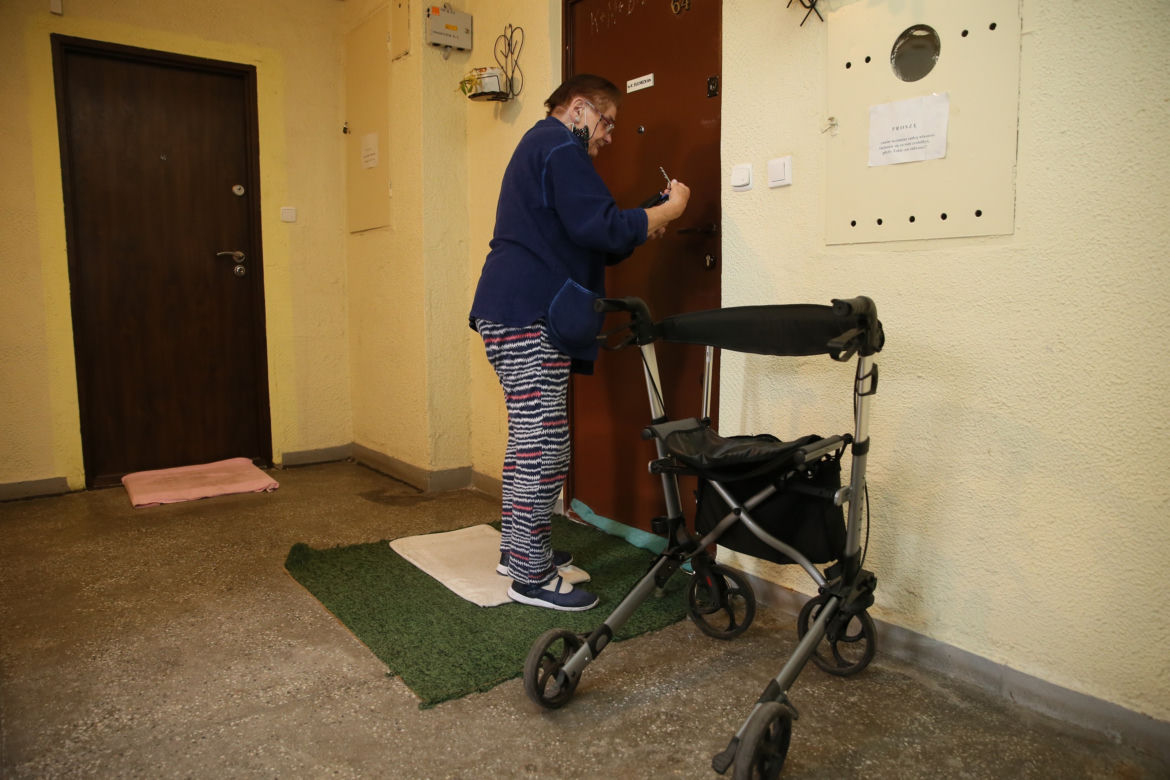 Sąsiedzi wnoszą mnie na 3 piętro. 90-latka uwięziona w bloku 