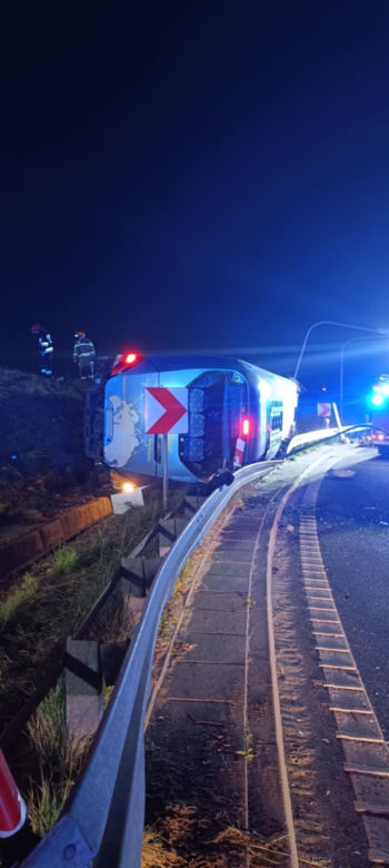 Katastrofa autokaru w Warszawie, jest wielu poszkodowanych. Na oczach ratowników doszło do kolejnej tragedii