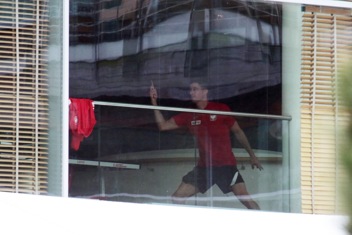 Robert Lewandowski gra w ping-pong