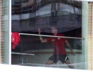 Robert Lewandowski gra w ping-pong
