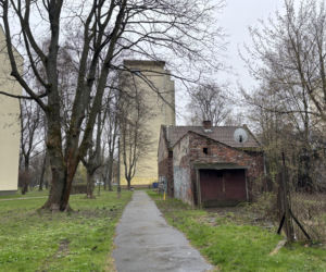 Ceglany wiejski domek ostał się wśród bloków. Osiedle Kolorowe 37 w Krakowie
