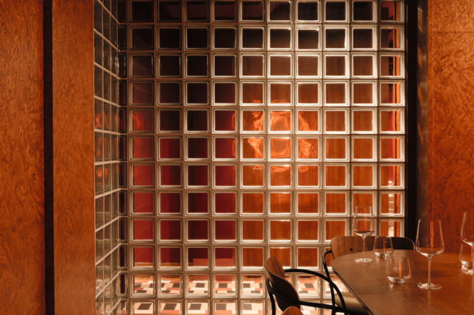 1, 2 | Klubową atmosferę restauracji zlokalizowanej na poziomie -1 podkreśla ciemna kolorystyka w odcieniach bordo i wszechobecna okładzina z czeczoty, którą pokryto ściany