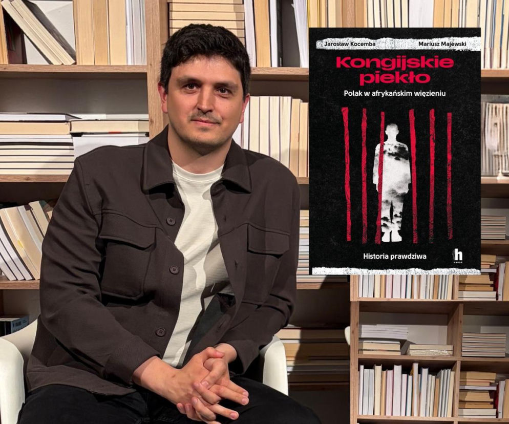 Jarosław Kocemba, dziennikarz i autor książki Kongijskie piekło, siedzi na tle regałów z książkami. Obok niego, nad jego ramieniem, widoczna jest okładka wspomnianej książki, przedstawiająca sylwetkę człowieka za kratami, z tytułem Kongijskie piekło. Polak w afrykańskim więzieniu i dopiskiem Historia prawdziwa. Na naszym portalu znajdziesz wywiad z autorem.
