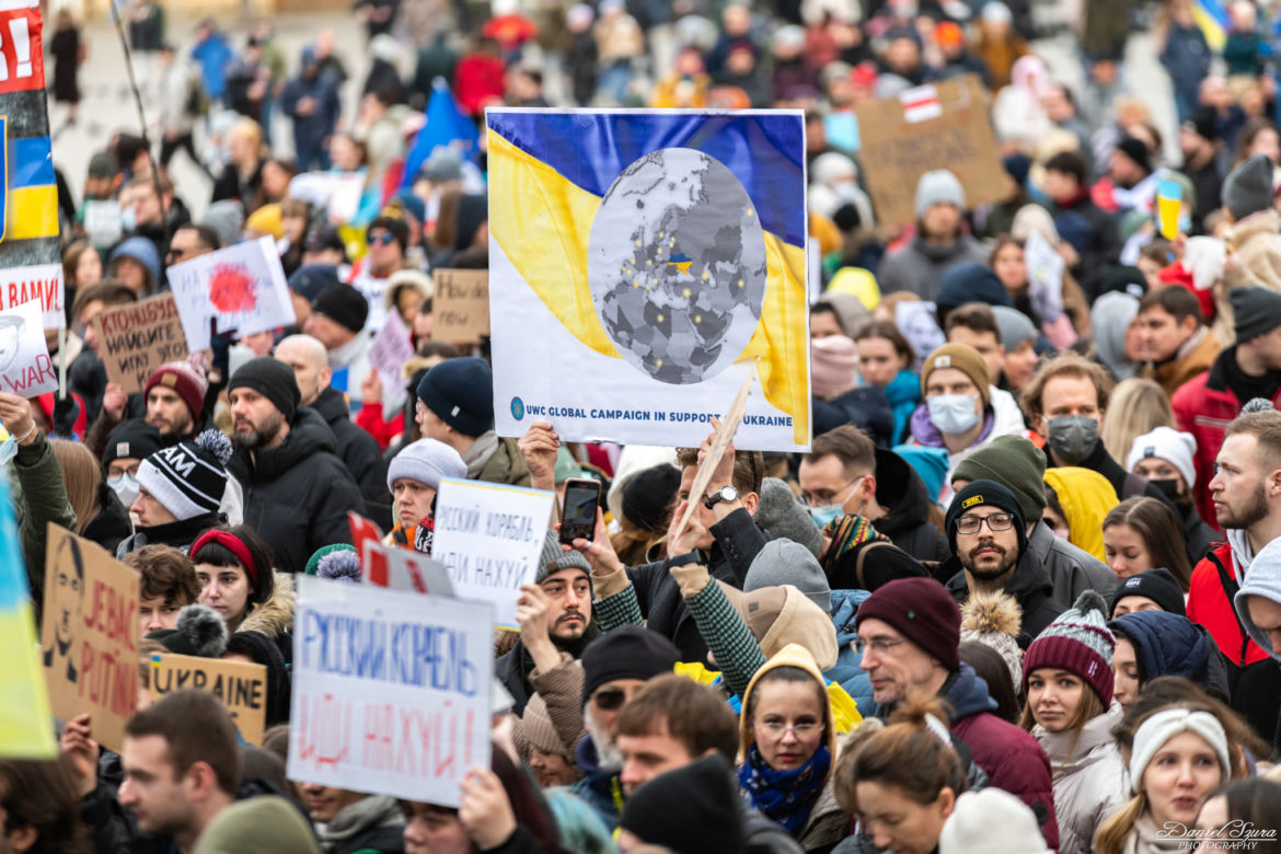 Kraków solidarny z Ukrainą! Wielka manifestacja na Rynku Głównym [ZDJĘCIA]