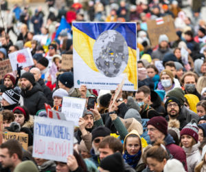 Kraków solidarny z Ukrainą! Wielka manifestacja na Rynku Głównym [ZDJĘCIA]