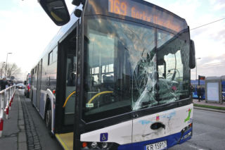Kraków: Poważny wypadek na rondzie Grunwaldzkim. Karetka zderzyła się z autobusem [ZDJĘCIA, WIDEO]