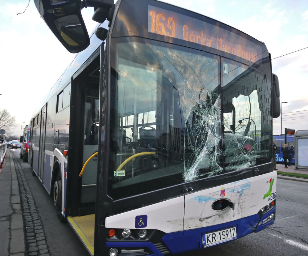 Kraków: Poważny wypadek na rondzie Grunwaldzkim. Karetka zderzyła się z autobusem