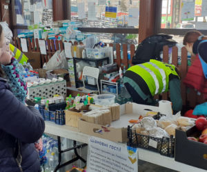 Lublin: Coraz mniej wolontariuszy, którzy pomagają uchodźcom na dworcu. Potrzebne wsparcie [GALERIA]