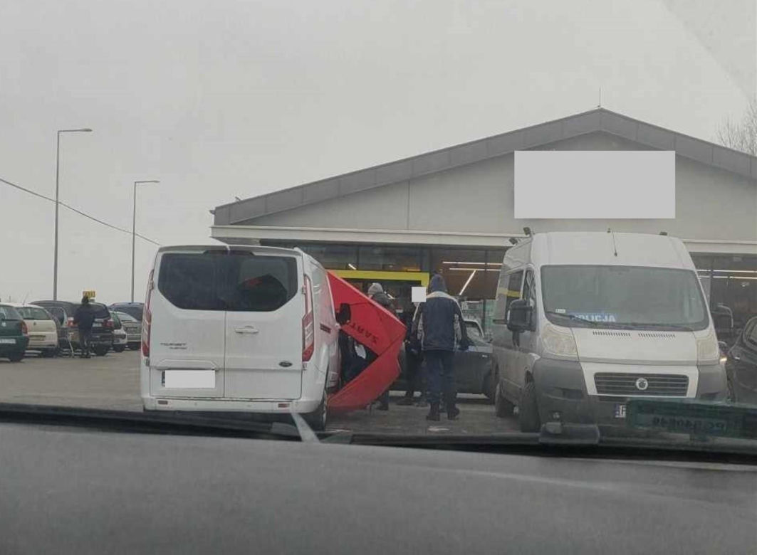 Zwłoki z raną postrzałową w głowie na parkingu w Krzywiniu 