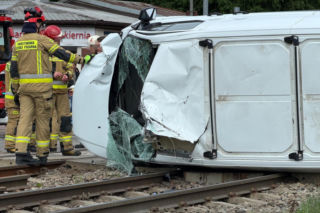 Wypadek na przejeździe pod Warszawą. Zderzenie koparki z osobówką