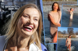 W balowej kreacji weszła do lodowatej wody na mrozie. Zrobiła to bez wahania, tylko po co?