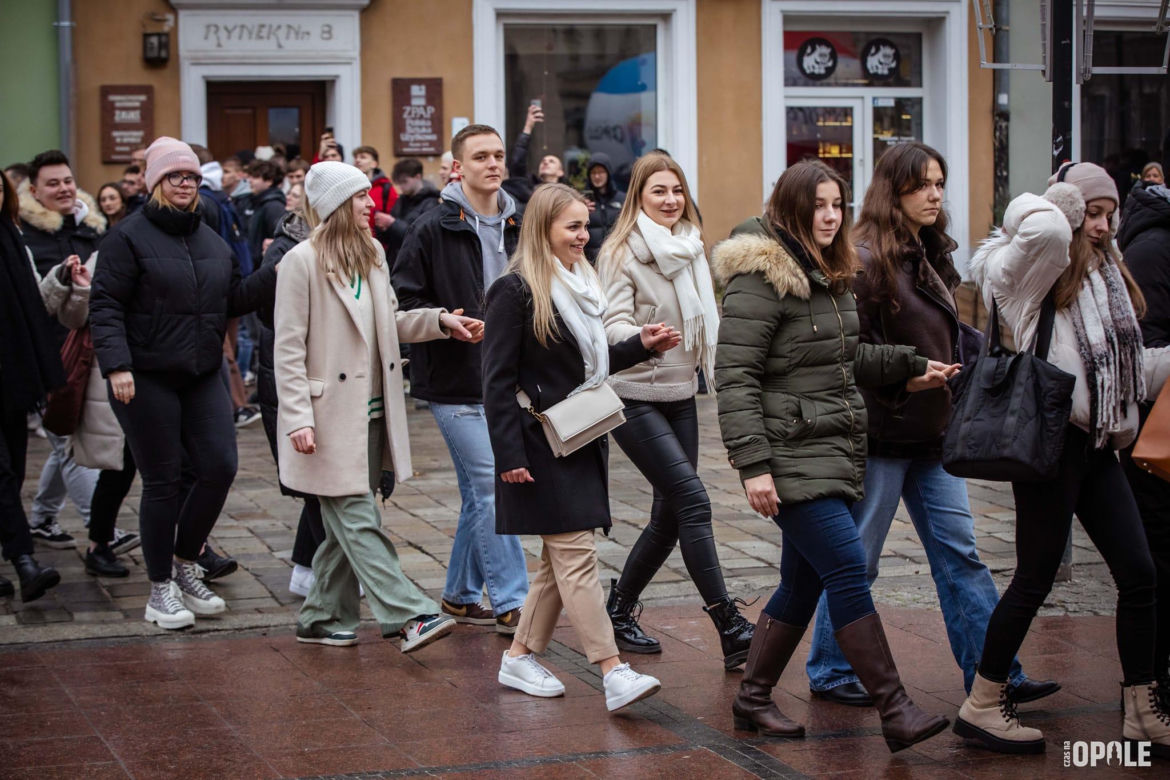 Maturzyści tańczą poloneza na Rynku w Opolu