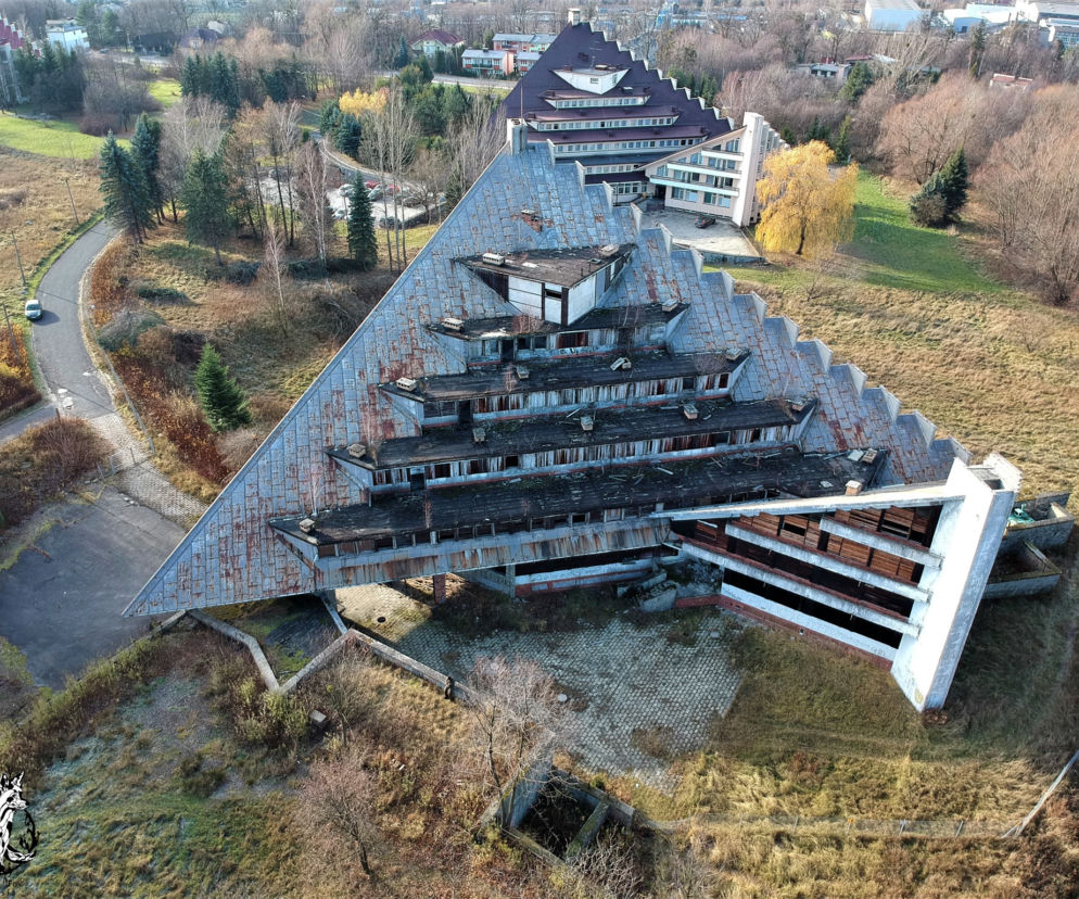 Opuszczone sanatorium Maciejka w Ustroniu, jedna z siedemnastu piramid, z dachu widać okna zabite deskami i resztki podłóg. Sanatorium, kiedyś tętniące życiem, dziś jest obiektem urbexu, a jego historię i architekturę można poznać na Architektura Murator Plus.