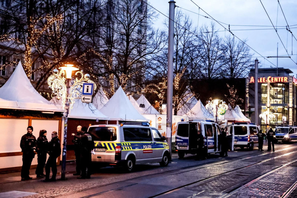 Ludzie palą znicze w Magdeburgu. Zamach na jarmarku bożonarodzeniowym