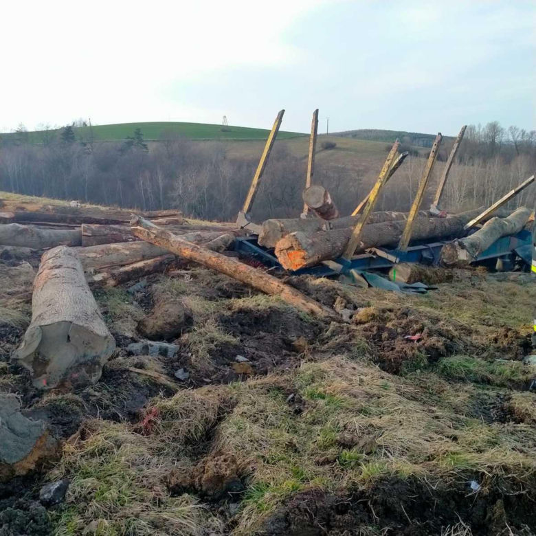 Ciężarówka przewożąca drewno spadła ze skarpy! Koszmar w Leszczawie Dolnej