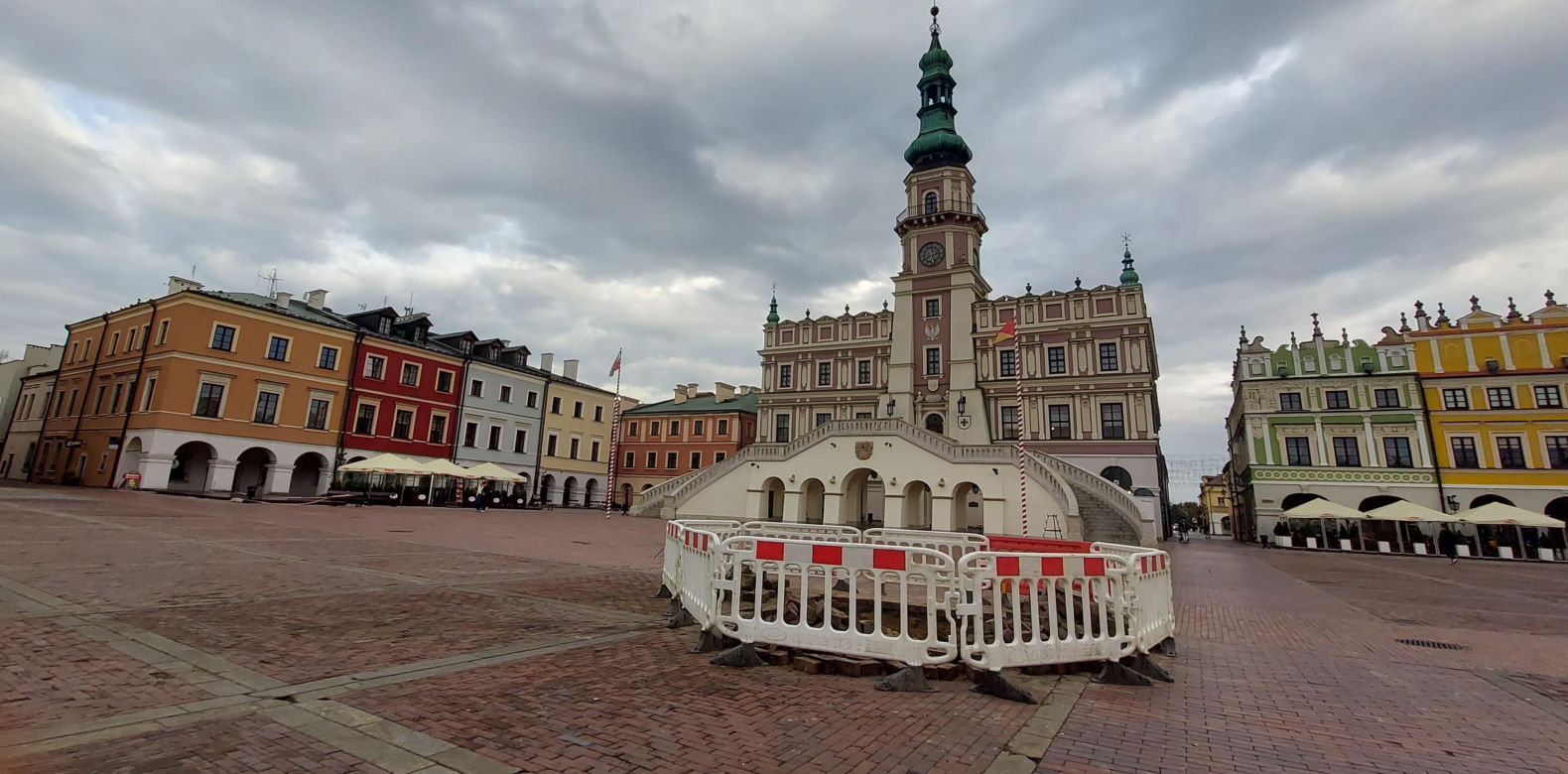 Dziura w płycie Rynku Wielkiego