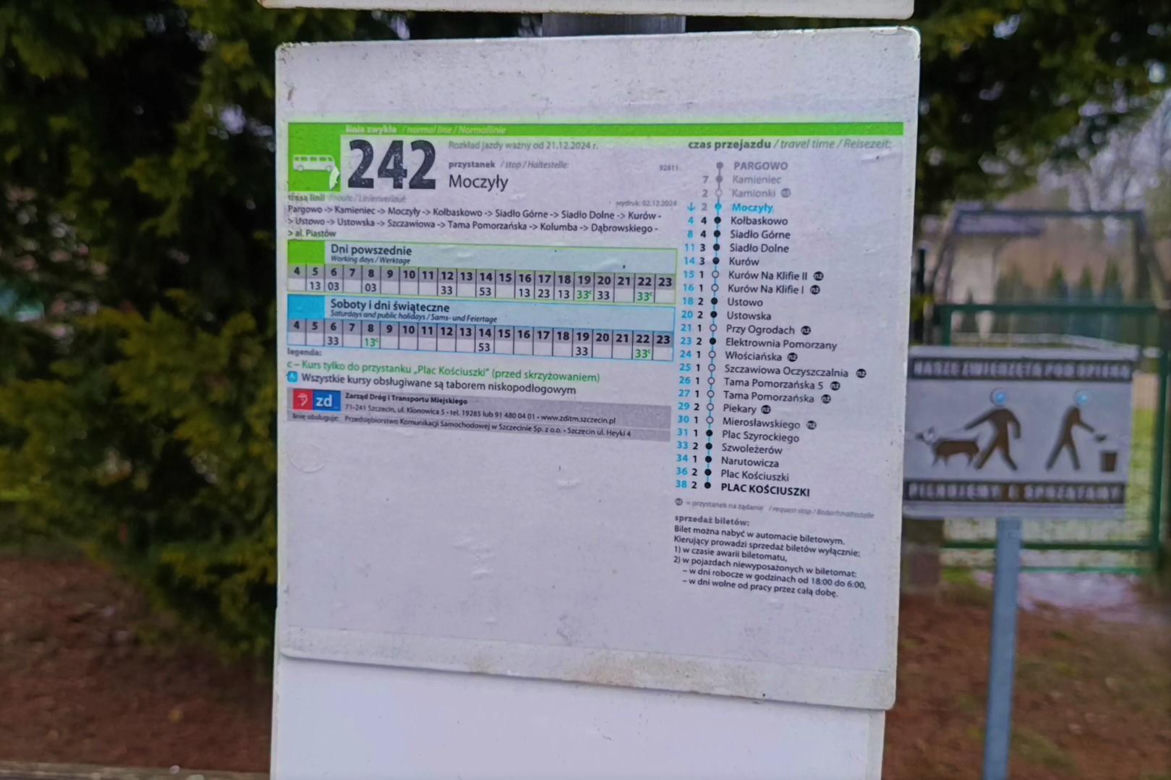 Romantyczny przystanek autobusowy w Moczyłach
