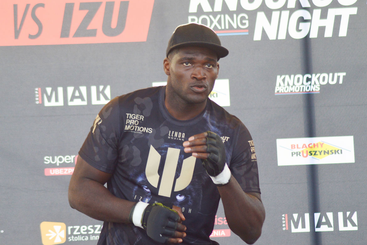 KnockOut Boxing Night 7 w Rzeszowie - trening medialny (Izu Ugonoh)