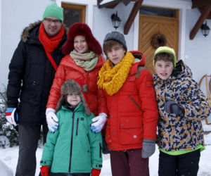 RODZINKA.pl 4 sezon. Ludwik (Tomasz Karolak), Natalia (Małgorzata Kożuchowska), Tomek (Maciej Musiał), Kuba (Adam Zdrójkowski), Kacper (Mateusz Pawłowski)