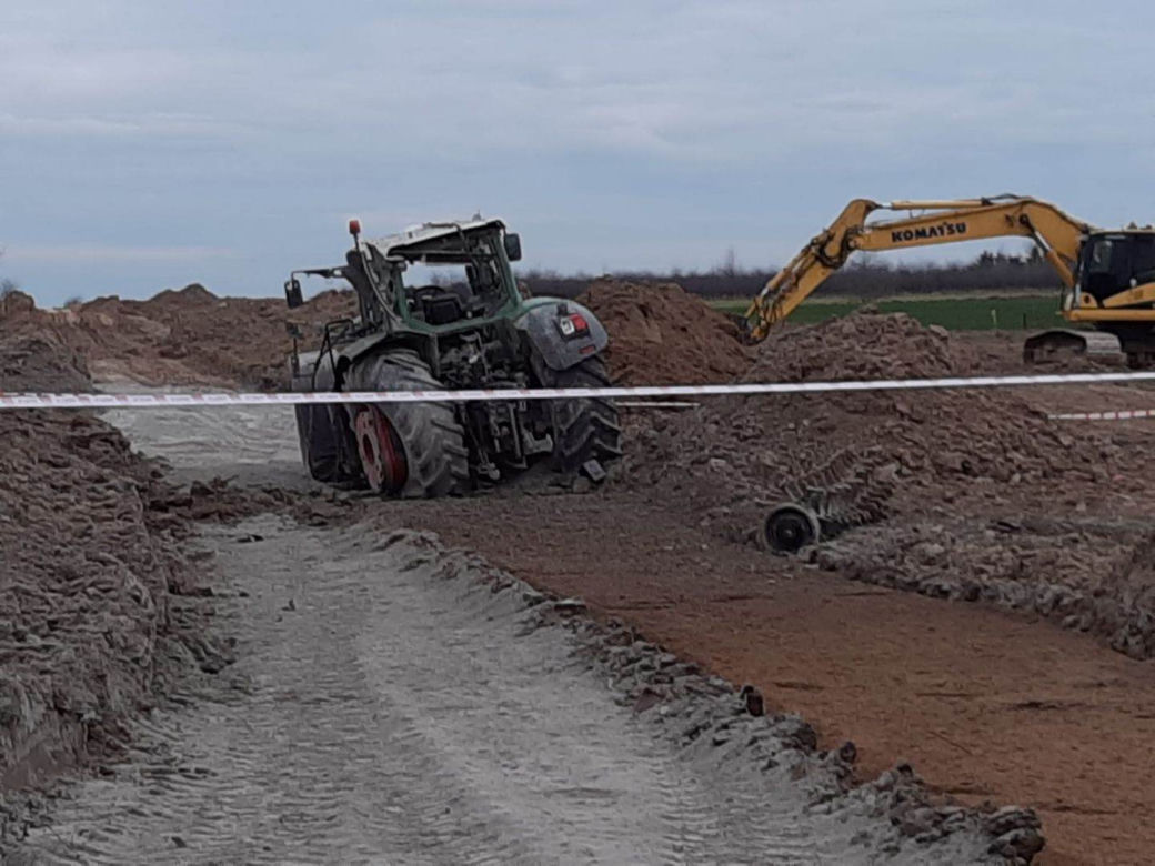 Świętokrzyskie: Traktor najechał na niewybuch, ranny mężczyzna trafił do szpitala