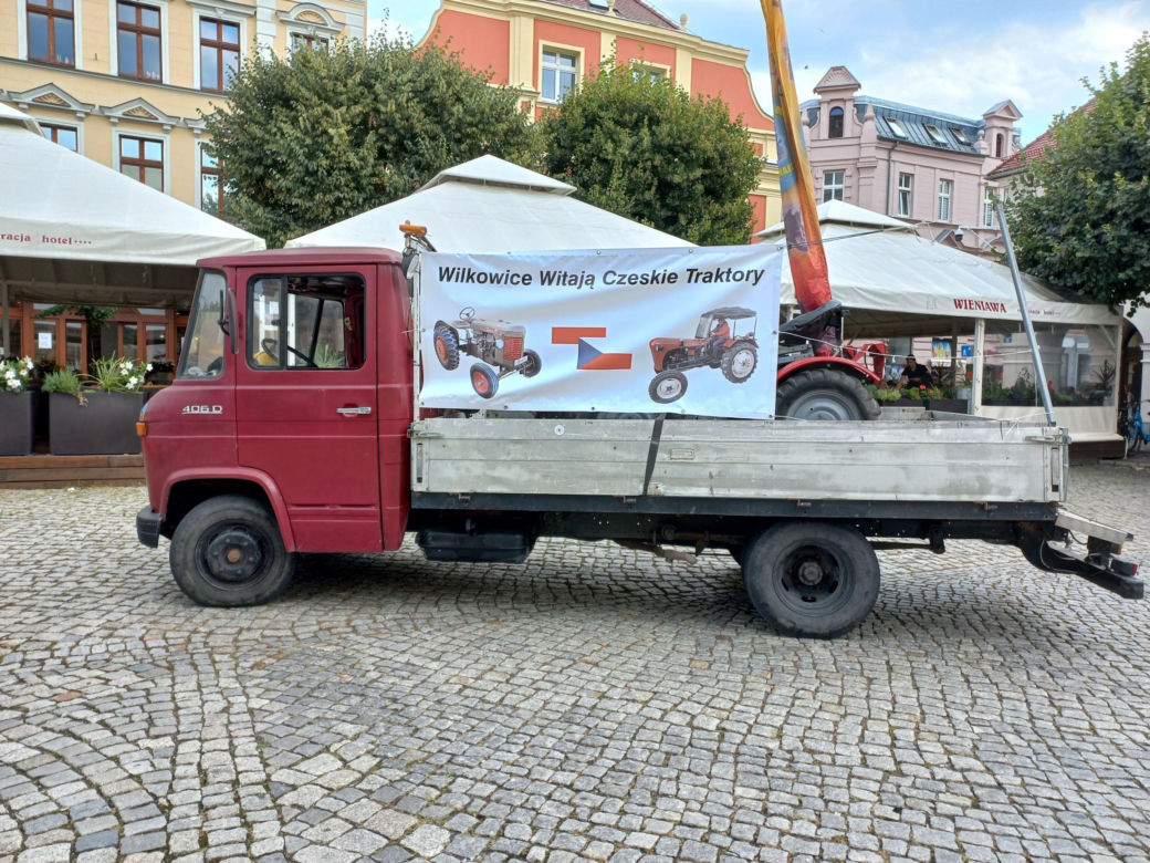 ​Zabytkowe traktory na rynku w Lesznie. Przedsmak festiwalu w Wilkowicach