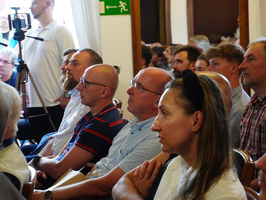 Tłumy na spotkaniu z Grzegorzem Braunem w Tarnowie. Mieszkańcy przynieśli gaśnice