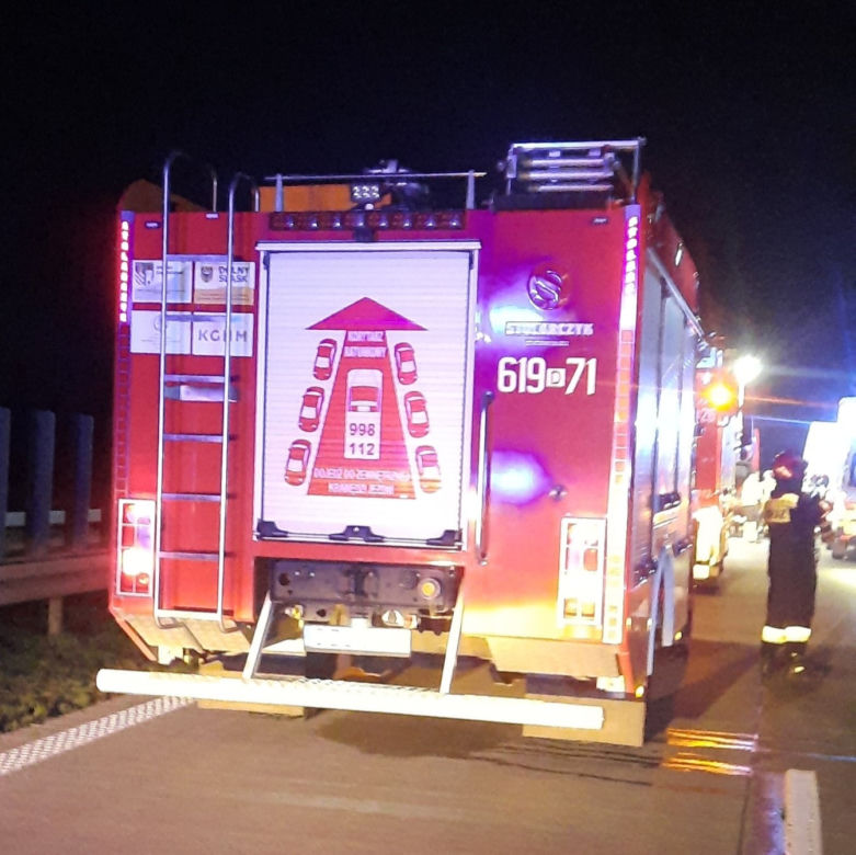 Bus wbił się w ciężarówkę na autostradzie 