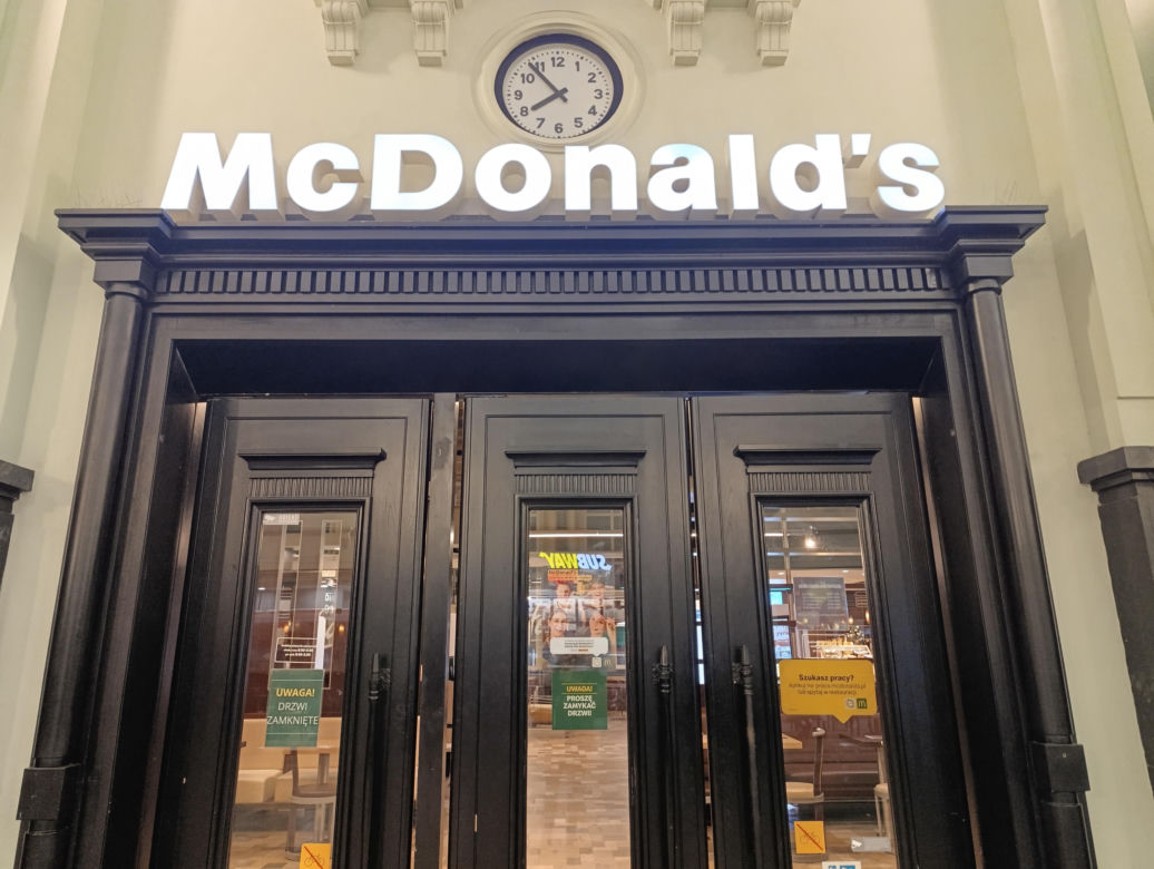 Mc Donald's  w Gdyni w historycznym wnętrzu