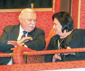 Wałęsa między pierwszymi damami
