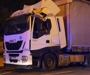 Warszawa. TIR uderzył w stalową belkę pod nowo budowany wiadukt