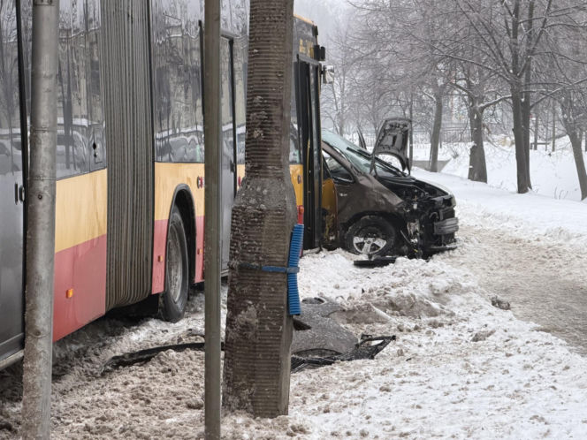 Wypadek autobusu miejskiego w Markach. Są ranni