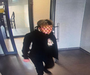 Sceny jak z filmu na komendzie w Słupsku. Sprawczyni kolizji drogowej natrudziła się, by uniknąć odpowiedzialności