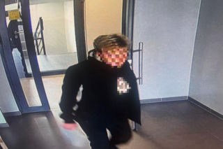 Sceny jak z filmu na komendzie w Słupsku. Sprawczyni kolizji drogowej natrudziła się, by uniknąć odpowiedzialności