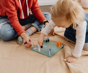 Jak nauczyć dziecko przegrywać? Rodzinne gry planszowe świetnie budują więzi i oswajają trudne emocje