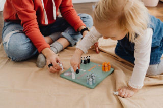 Jak nauczyć dziecko przegrywać? Rodzinne gry planszowe świetnie budują więzi i oswajają trudne emocje