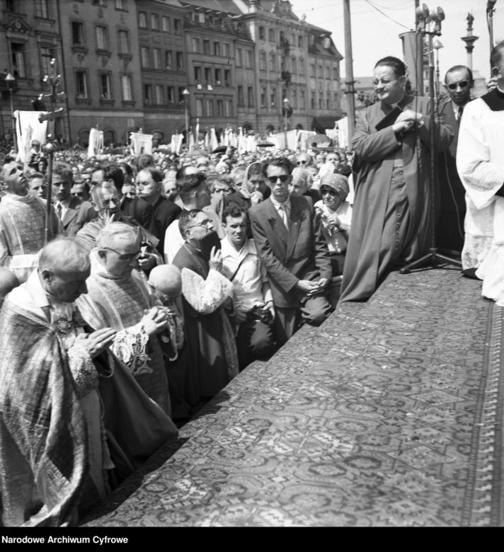 Uroczystość Bożego Ciała w Warszawie celebrowana przez Prymasa Polski kardynała Stefana Wyszyńskiego - 1957 rok