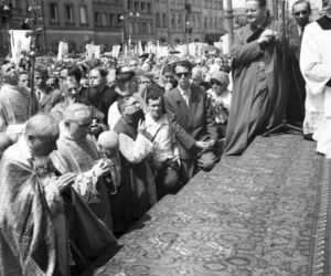 Uroczystość Bożego Ciała w Warszawie celebrowana przez Prymasa Polski kardynała Stefana Wyszyńskiego - 1957 rok