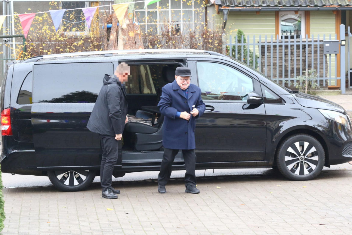 Lech Wałęsa wysiada z potężnej bryki 