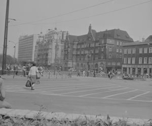 Wielkomiejska zabudowa przy ulicy Armii Czerwonej. 1. z lewej hotel Katowice. - 1979