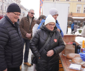34. Finał WOŚP. Dziennikarze Radia ESKA rozgrzewają Tarnów pysznym żurkiem!