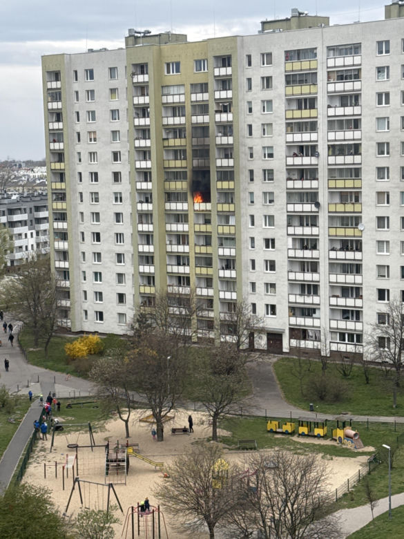 Pożar mieszkania w Warszawie! Czarny dym widać z daleka [ZDJĘCIA]