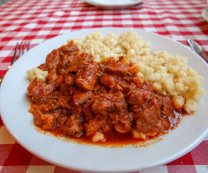 Najbardziej aromatyczny paprykarz wołowy. Sekret tkwi w pieczonych pomidorach