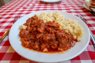 Najbardziej aromatyczny paprykarz wołowy. Sekret tkwi w pieczonych pomidorach