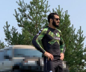 Mamed Khalidov jeździ niezłomną terenówką