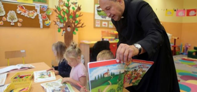  Ksiądz wychowawcą? Co zmieni się w szkołach?   
