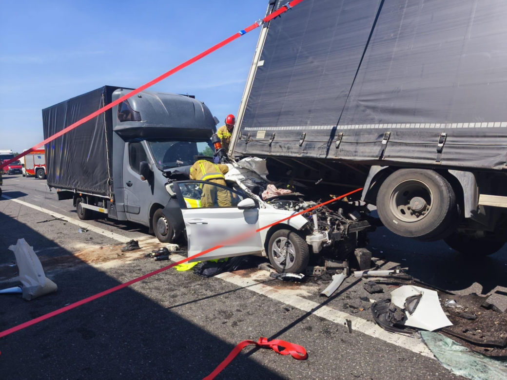 Karambol na autostradzie A1! Trzy auta rozbite, droga w stronę Łodzi zablokowana
