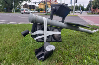 Nie działa sygnalizacja świetlna na Jana Pawła II na DK12 w Lesznie. Zawinił kierowca [ZDJĘCIA]
