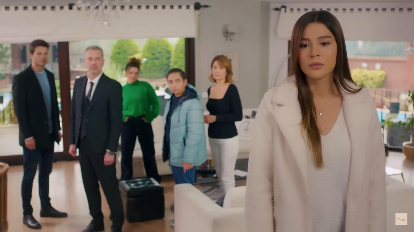 W chwili desperacji Bülent postanawia zamknąć Zeynep w pokoju