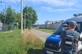 Pożar w fabryce dronów wojskowych w Skarżysku-Kamiennej. Policja bada przyczyny, ulica zablokowana