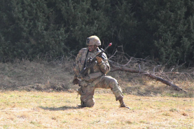 Brytyjscy żołnierze, ćwiczenia na poligonie